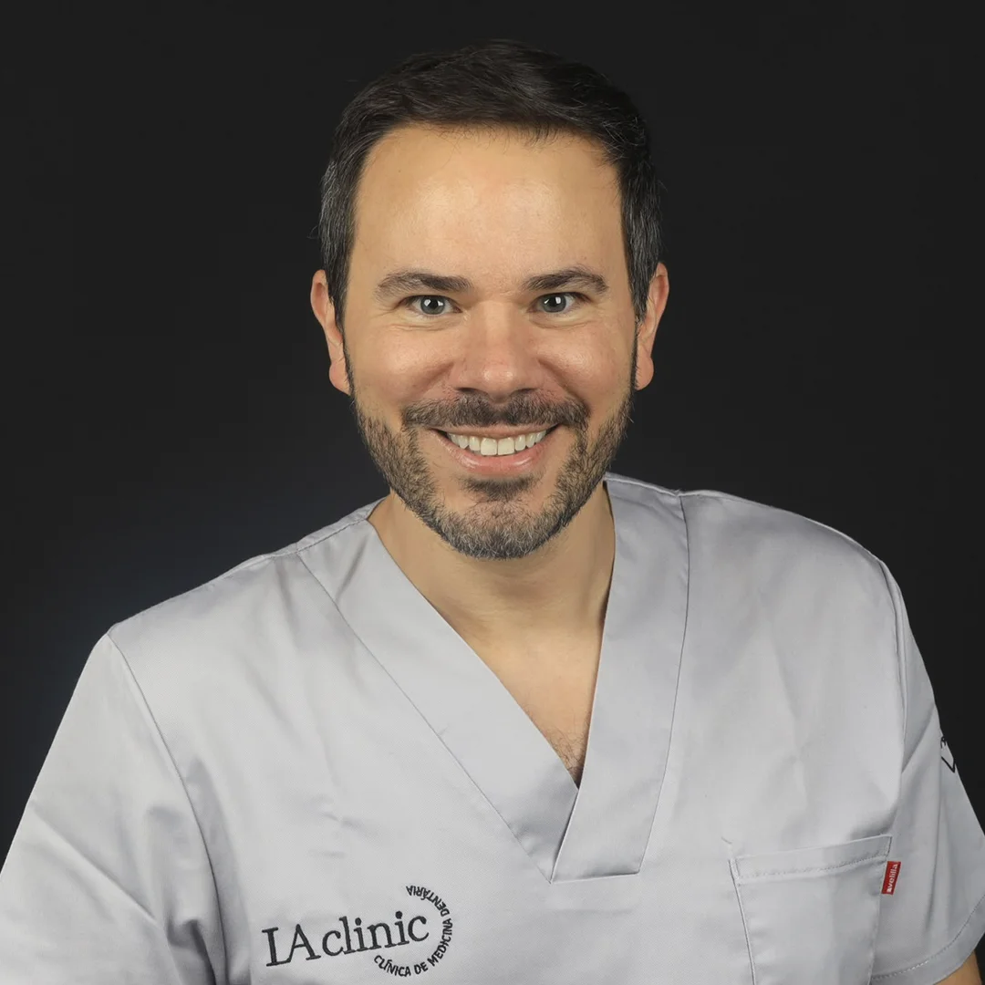 Retrato do Dr. Pedro Costa, médico especialista em Cirurgia Oral na LAclinic em Aveiro.