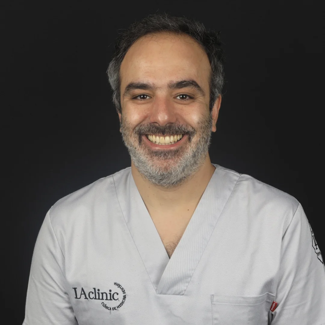 Retrato do Dr. Pedro Sá, médico dentista especialista em Implantologia e Reabilitação Oral na LAclinic em Aveiro.