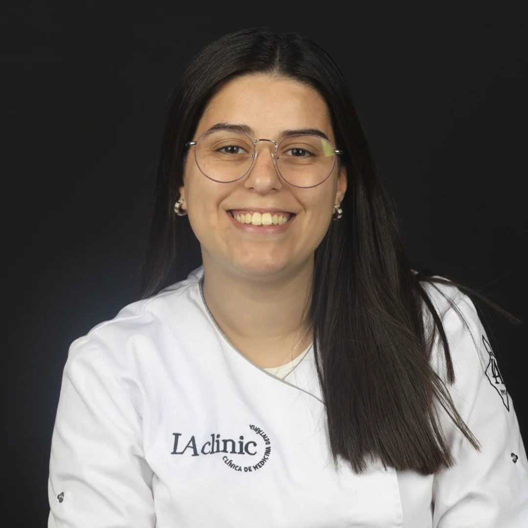 Retrato de Márcia Madureira, assistente de receção na equipa da LAclinic, clínica dentária em Aveiro.