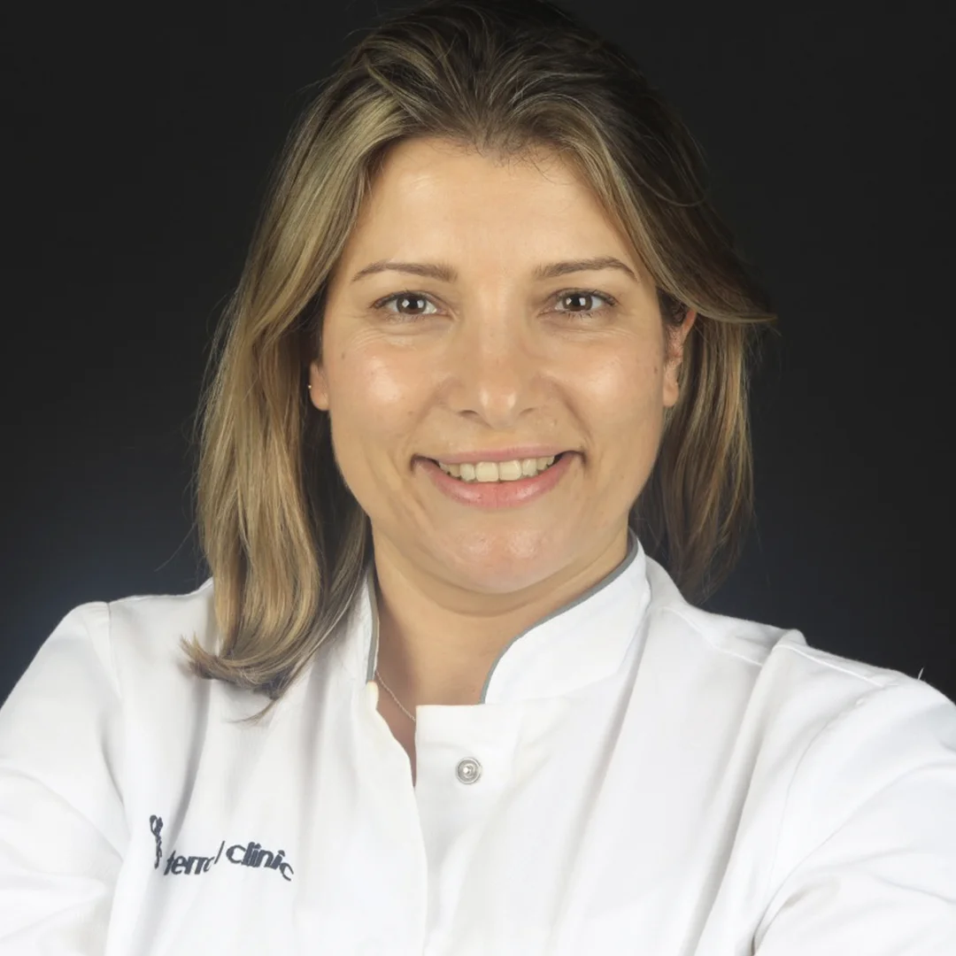 Retrato de Sara Vieira, assistente de receção na equipa da LAclinic, clínica dentária em Aveiro.