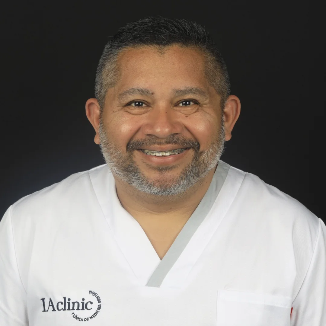 Retrato de Wanderley Magalhães, assistente dentário na equipa da LAclinic, clínica dentária em Aveiro.